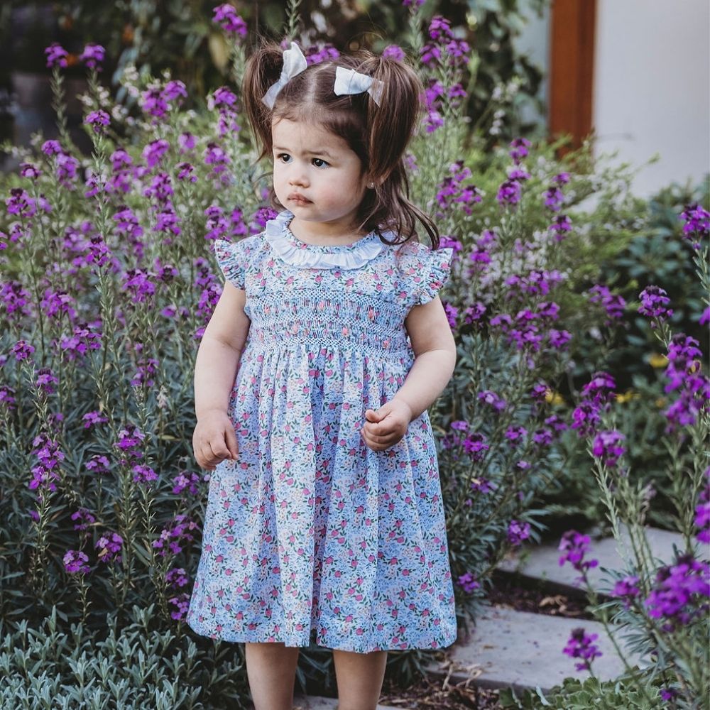 Vestido de punto smock cl sico con flores en coral suave y elegante para el verano